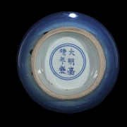 Recipiente de cerámica con esmalte azul, dinastía Ming