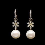 Pendientes en oro amarillo de 18 kt con diamantes y perlas