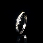 Media alianza en oro blanco de 18 kt con diamantes