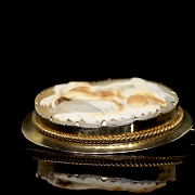 Camafeo de oro amarillo con piedra tallada “Dama en carroza”, ca. 1880