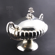 Sopera de plata de ley con rosas.