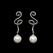 Pendientes con perla y diamantes en oro blanco de 18K
