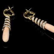 Pendientes largos de oro amarillo de 18K con diamantes y coral rosa - 3