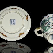 Conjunto de taza y plato de porcelana