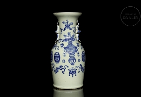 Porcelain vase “Bogu Hua,” Qing dynasty