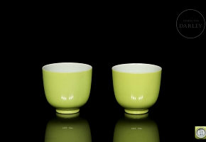 Pareja de tazas de porcelana con esmalte lima, con marca Kangxi