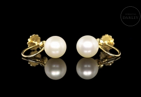 Pearl and yellow gold earrings