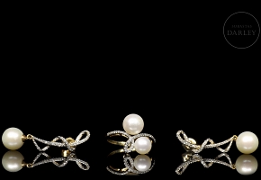 18k yellow gold ring and earring set with pearls and diamonds