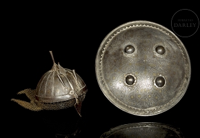 库拉库德与西帕尔头盔，饰以金银镶嵌工艺。19世纪