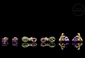Tres pares de pendientes de oro amarillo con gemas de colores y brillantes