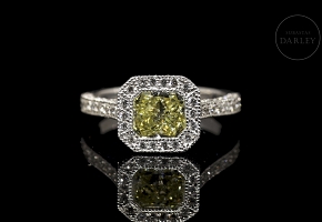 Sortija de oro blanco con diamante Fancy Yellow, 1.53 ct, certificado HRD