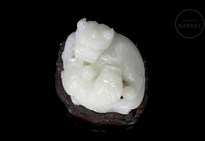 White Hetian jade figure of a lion with cub, Qing dynasty