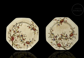 两件釉面陶瓷盘，题为《枝头绽放》，20世纪