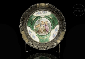Plato ornamental de porcelana esmaltada  y montura de plata, s.XIX-XX