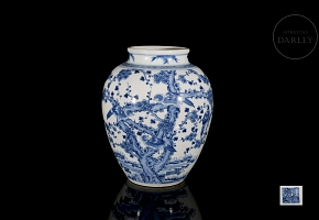 Glazed porcelain jar ‘Birds in Branch’, with Qianlong seal