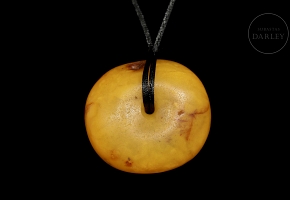 Carved amber pendant, Tibet, Qing dynasty