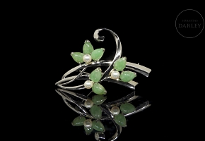 White gold brooch with pearls and jadeite
