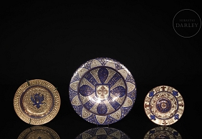 三件陶瓷盘《金属反射》，20世纪