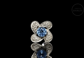 Anillo en oro blanco de 18 kt con topacio y diamantes