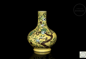 Enamelled porcelain vase ‘Dragons and Pomegranates’, with Kangxi mark