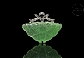 Broche en oro blanco de 18K con mariposa de jade y diamantes
