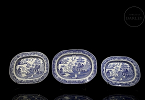 三件柳树纹托盘，19世纪