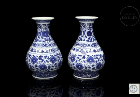 Pareja de jarrones de cerámica esmaltada, s.XX