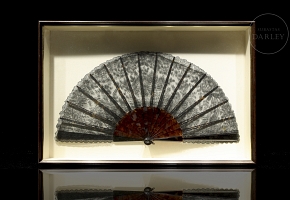 Abanico de puntilla negra y símil de carey