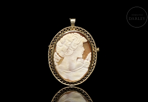 Broche de oro amarillo de 9 k con camafeo 