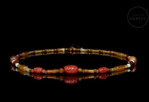 Agate and liuli necklace, Qing dynasty