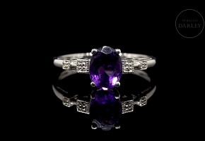 Anillo en oro blanco de 18 kt con amatista y diamantes