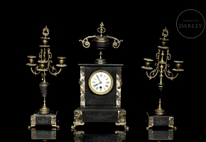 Guarnición de chimenea francesa, reloj y pareja de candelabros