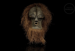 Máscara femenina Kifwebe con atuendo de rafia, Songye, R.D. del Congo, s.XX