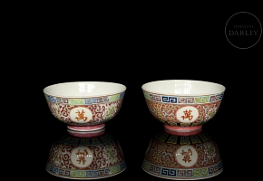 Pair of polychrome bowls, famille rose, 20th century