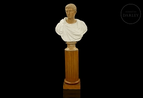 Busto sobre pedestal