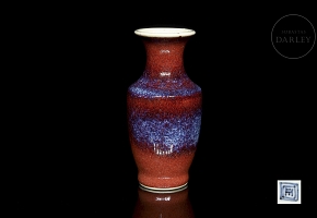 Jarrón de porcelana con vidriado bicolor, dinastía Qing