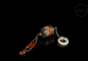 Amuleto de ágata y metal
