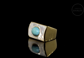 18k yellow gold stamp ring with turquoise and mother-of-pearl