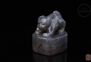 Grey Hetian jade seal ‘Lion on the prowl’, Qing dynasty