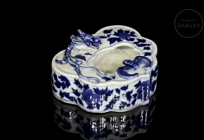 Tintero de porcelana azul y blanca