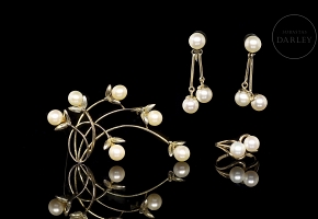 Set of ring, brooch and earrings in yellow gold with pearls