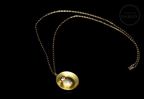 Gargantilla de oro amarillo y platino con gema