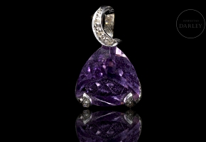 Colgante con amatista y diamantes en oro blanco de 18K