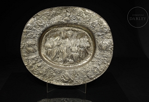 Bandeja de estilo historicista en plata repujada, s. XIX–XX