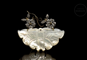 Broche con forma de mariposa en oro de 18K, nácar y diamantes