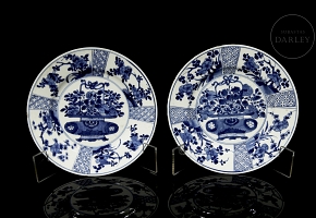 Pareja de platos de porcelana