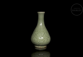 Celadon porcelain vase ‘Engraved flowers’, Song style