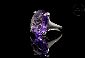 Anillo de oro blanco 18 kt con amatista y diamantes