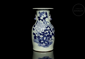 Porcelain vase “Chrysanthemums in bloom,” Qing dynasty