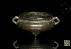 Patinated bronze tripod censer, with Chongzhen seal